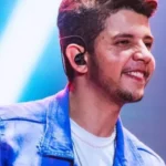 Nadson O Ferinha transforma boteco em palco e lança audiovisual “Tomando Uma Com o Ferinha”