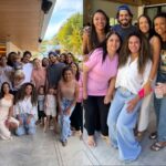 Zé Felipe celebra fim de ano com equipe e distribui presentes em confraternização