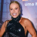 Poliana Rocha aposta em look sofisticado e prestigia show de 40 anos de Leonardo