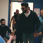 Gusttavo Lima transforma visita ao Hospital de Amor de Barretos em tarde de emoção e carinho após doar R$ 2,5 milhões