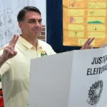 Flávio Bolsonaro vota no Rio e pede concentração de votos para evitar segundo turno